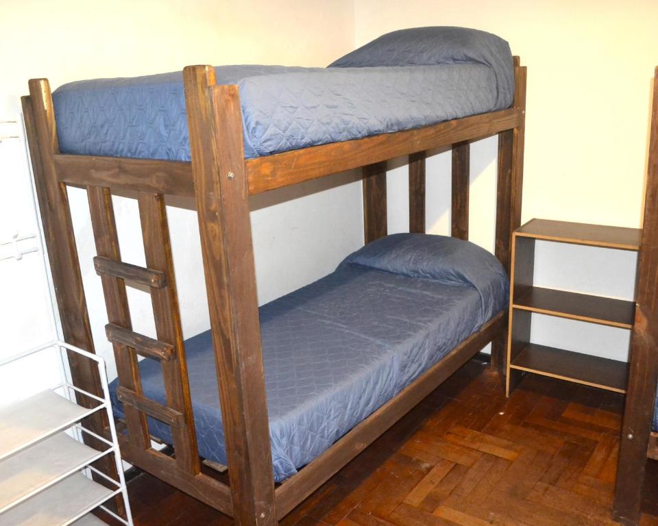 Palanda nebo palandy na pokoji v ubytování Tikka Hostel