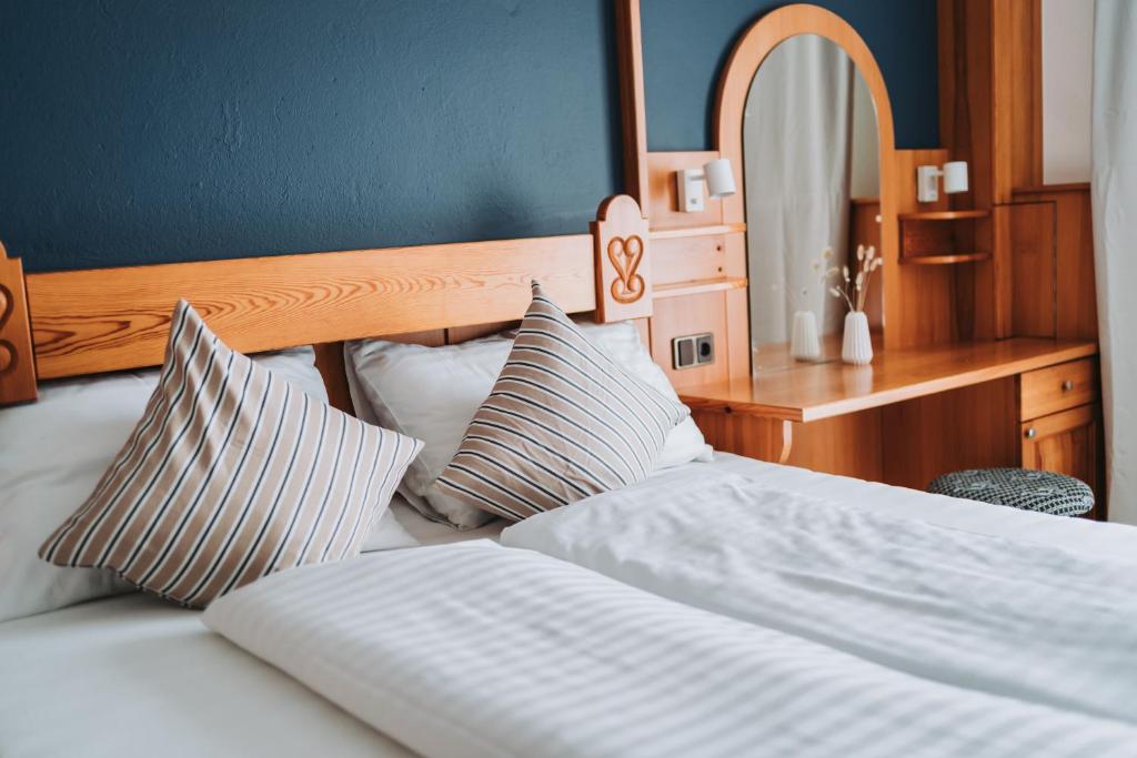 Postel nebo postele na pokoji v ubytování Hotel Greif