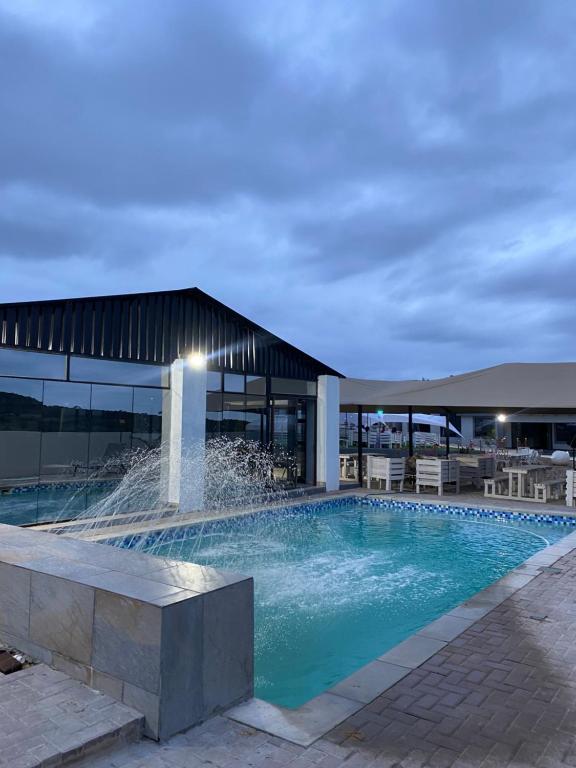 Swimmingpoolen hos eller tæt på Shibar farm house Mpumalanga