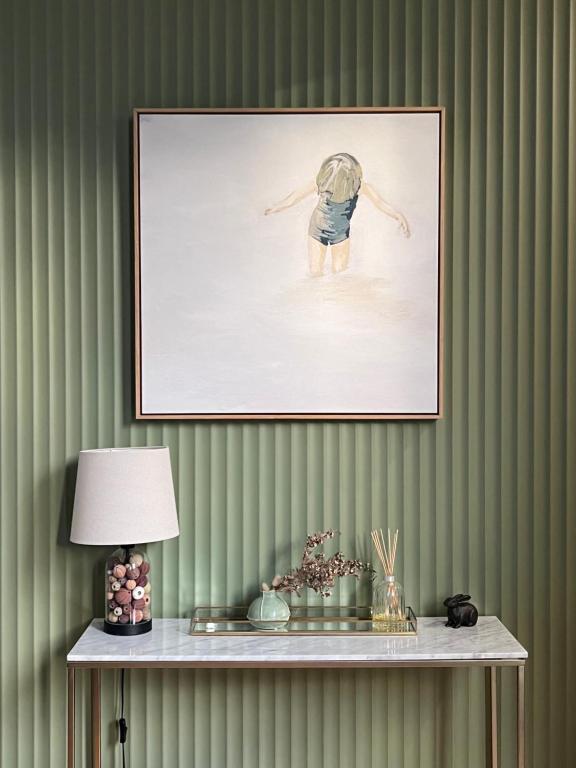un'immagine di una persona in acqua su un muro di Banksia - Great for 2 families, linen included a Venus Bay