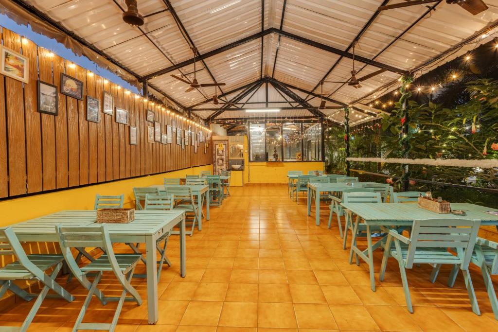 A restaurant or other place to eat at Earthy Hostel & Suites - Morjim