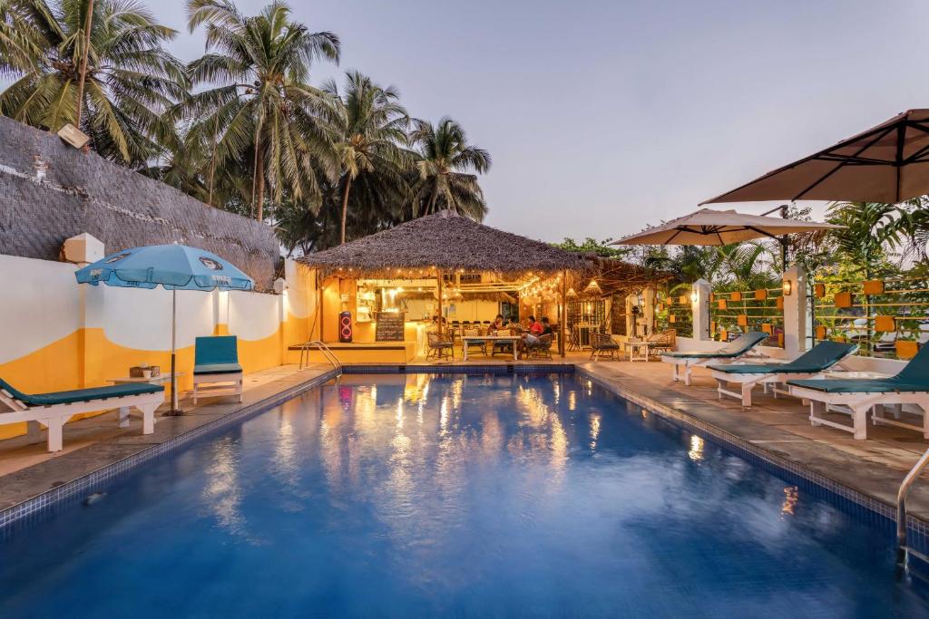 The swimming pool at or close to Earthy Hostel & Suites - Morjim