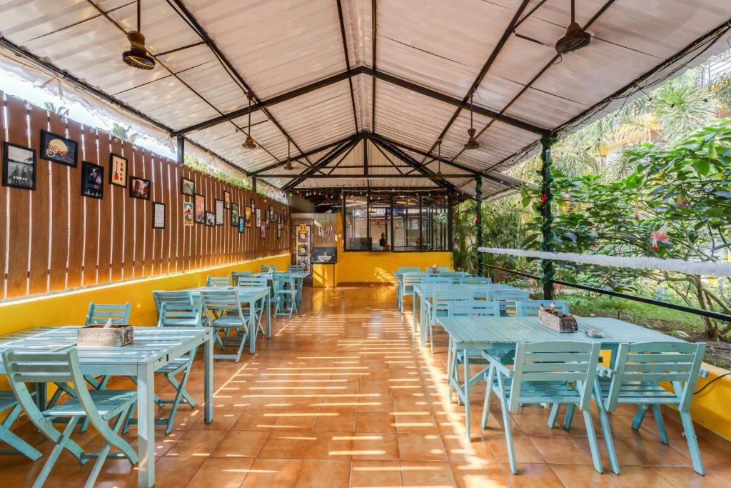A restaurant or other place to eat at Earthy Hostel & Suites - Morjim
