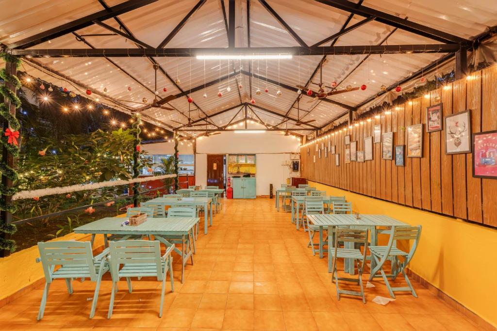 A restaurant or other place to eat at Earthy Hostel & Suites - Morjim