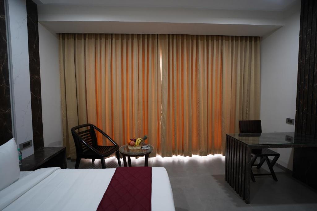 Postel nebo postele na pokoji v ubytování Hotel Sastha Grand