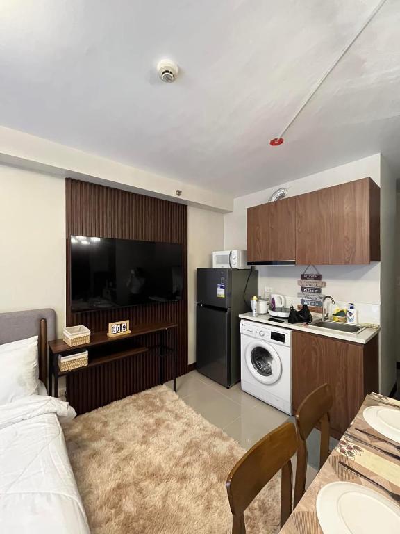 a small room with a bed and a kitchen at Saekyung 305 in Suba