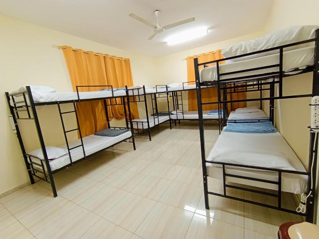 Postel nebo postele na pokoji v ubytování Muscat Turkish hostel and tours licensed by government