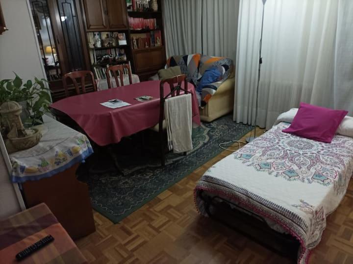 a room with a table and a chair and a room with a table at Habitacion Alameda de Osuna Madrid Aeropuerto in Madrid