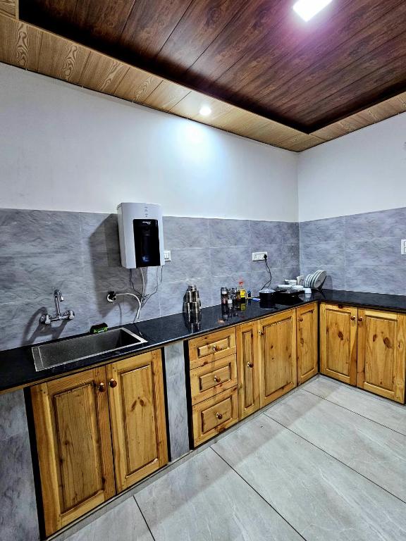 Kuchyň nebo kuchyňský kout v ubytování Mysuru Villa