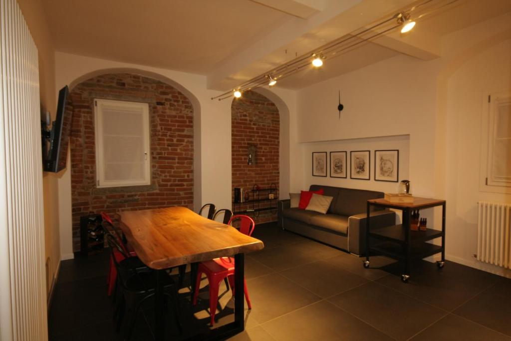 a living room with a couch and a table at Al vicolo di Bita in San Giovanni Valdarno
