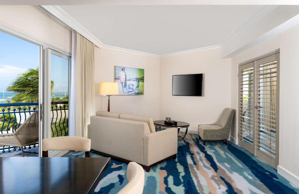 Hilton Aruba Caribbean Resort & Casino - CURACAO TOWER OCEAN VIEW SUITE 1 KING BED