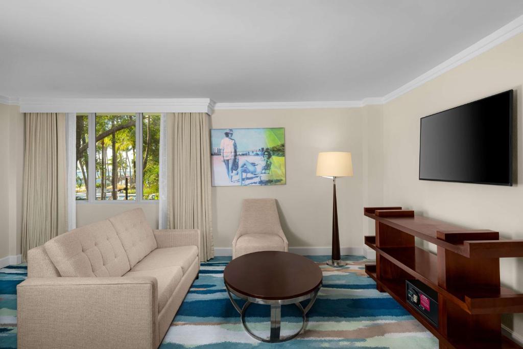 Hilton Aruba Caribbean Resort & Casino - BONAIRE TOWER SUITE 1 KING - FULL BALCONY