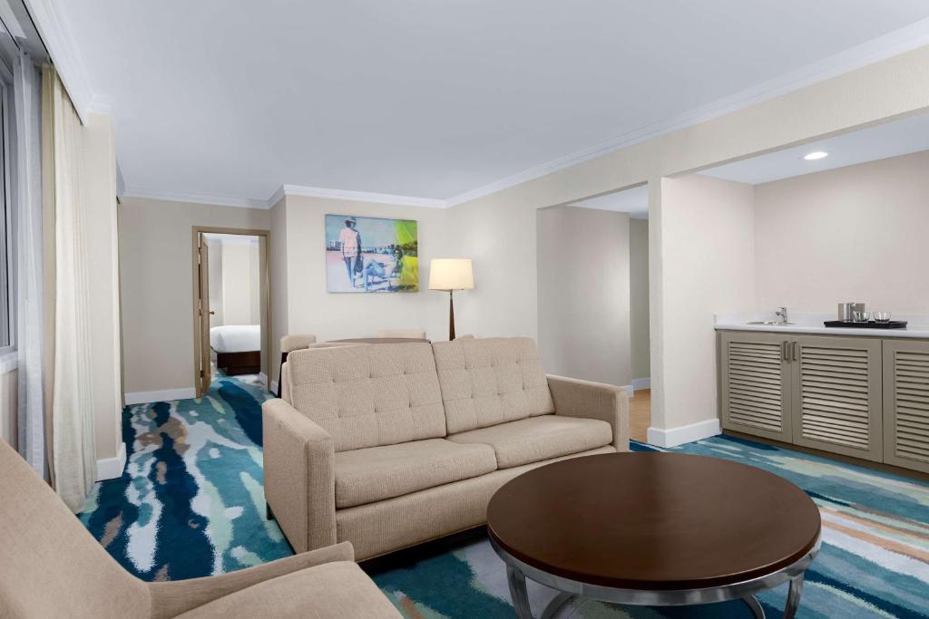 Hilton Aruba Caribbean Resort & Casino - 国王套房与项目视图Bonaire-法国阳台