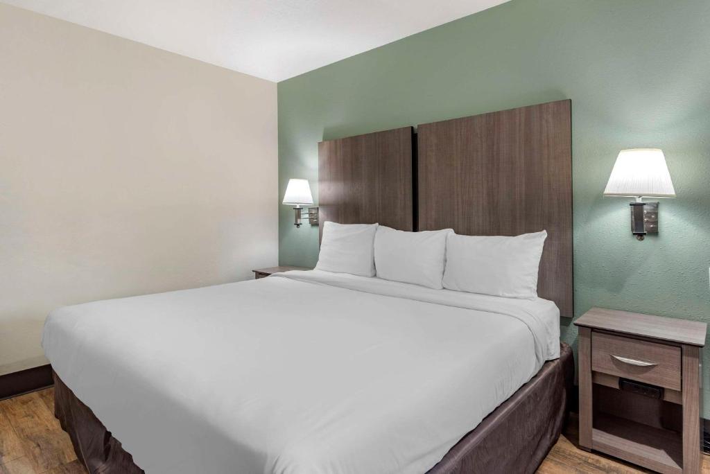 Postel nebo postele na pokoji v ubytování Econo Lodge Portland Airport