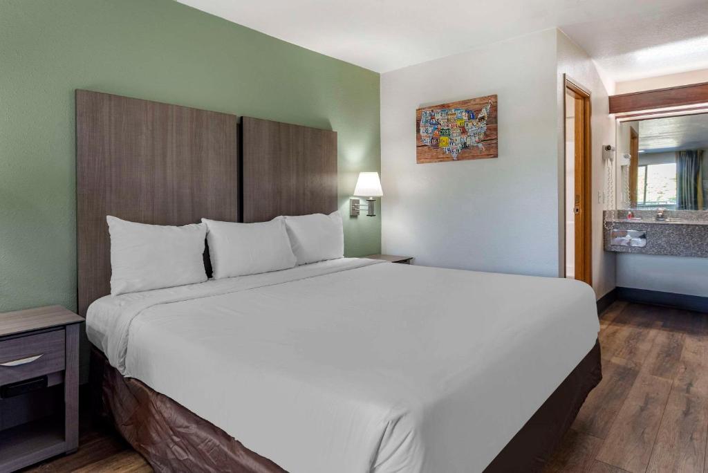 Postel nebo postele na pokoji v ubytování Econo Lodge Portland Airport