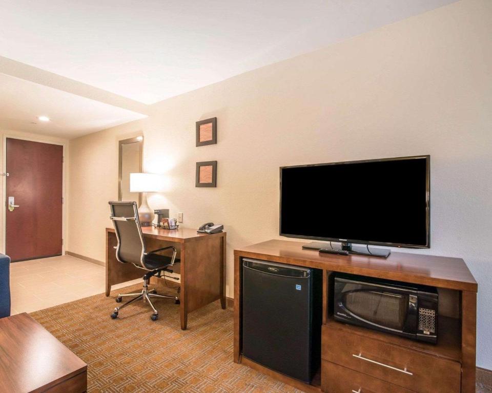 Comfort Inn & Suites Brattleboro I-91 - King Suite Met Bankbed - Niet -roken