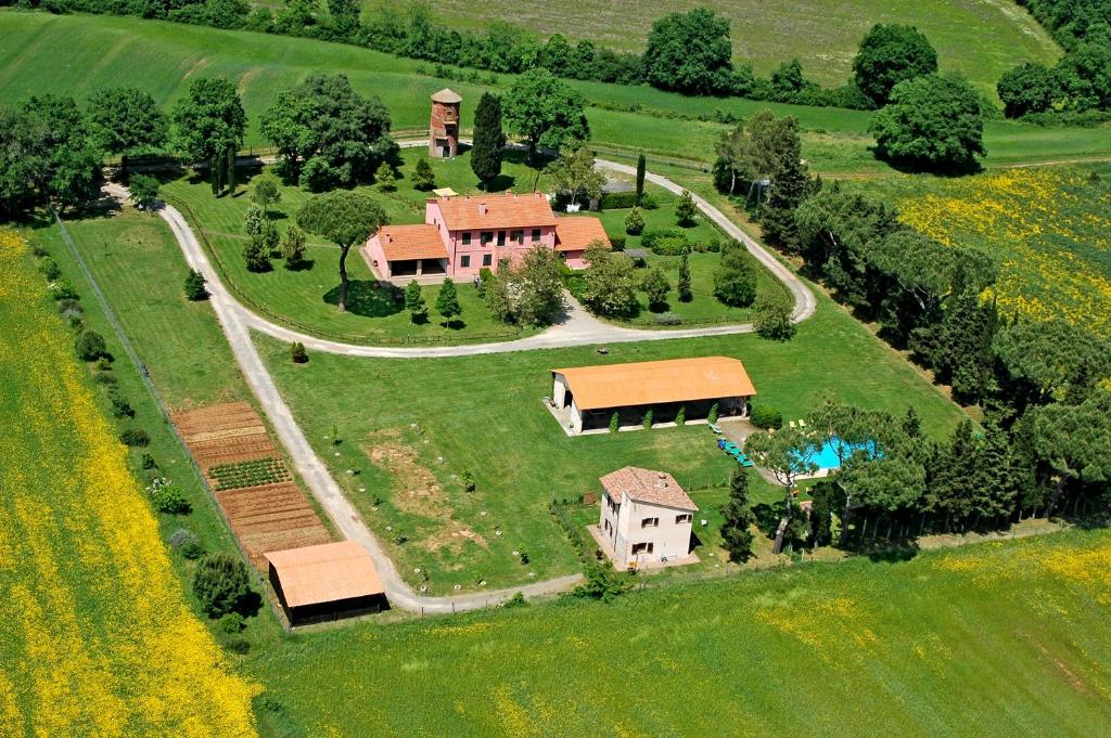 uma vista aérea de uma casa num campo em Tenuta di Paganico em Paganico
