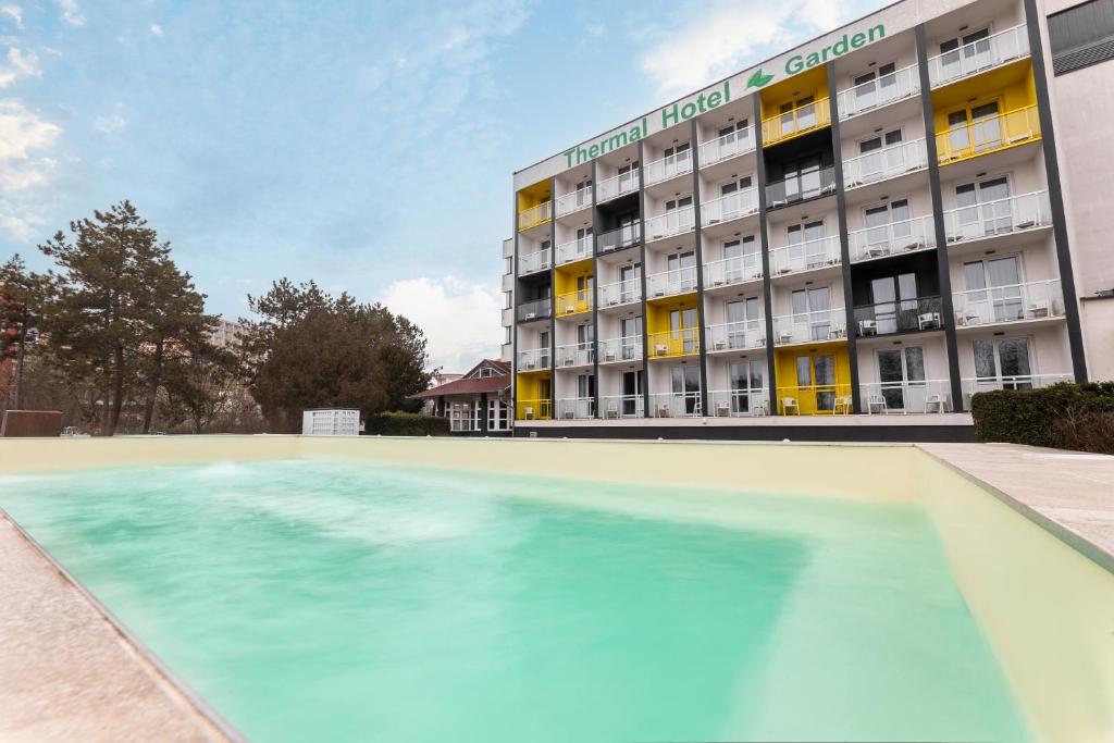 Bazén v ubytování Thermal Hotel Garden nebo v jeho okolí