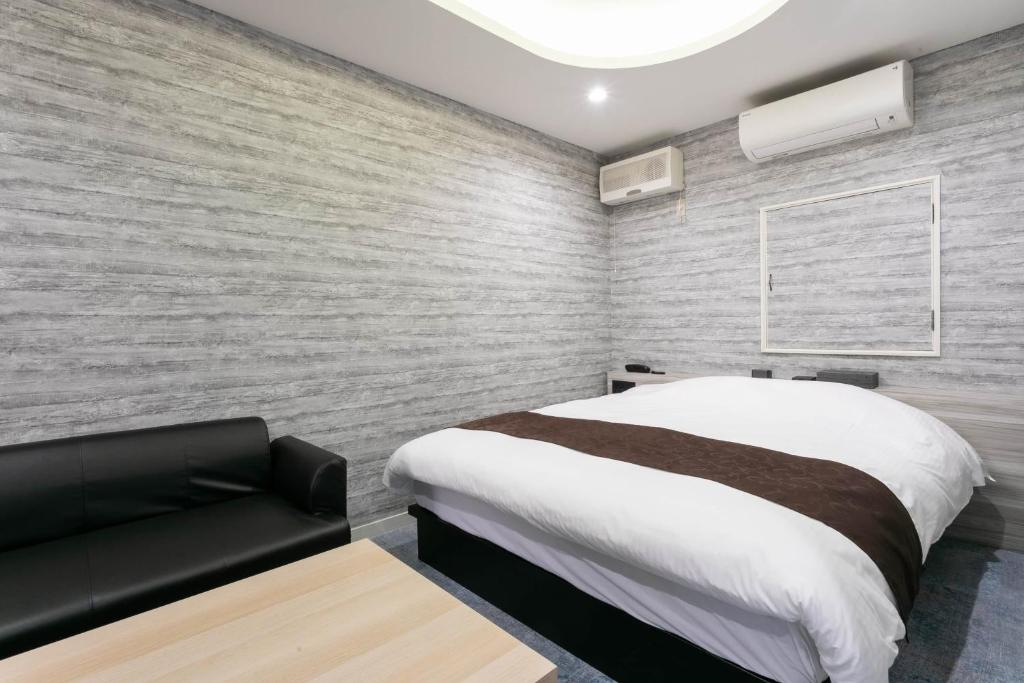 Postel nebo postele na pokoji v ubytování Hotel TEMARI Matsumoto