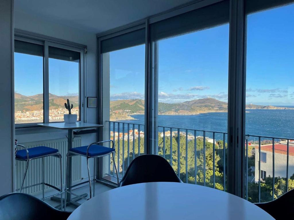 Cette chambre dispose d'un balcon avec vue sur l'océan. dans l'établissement Appart 2 pièces 4 couchages BANYULS SUR MER BN100-E541, à Banyuls-sur-Mer