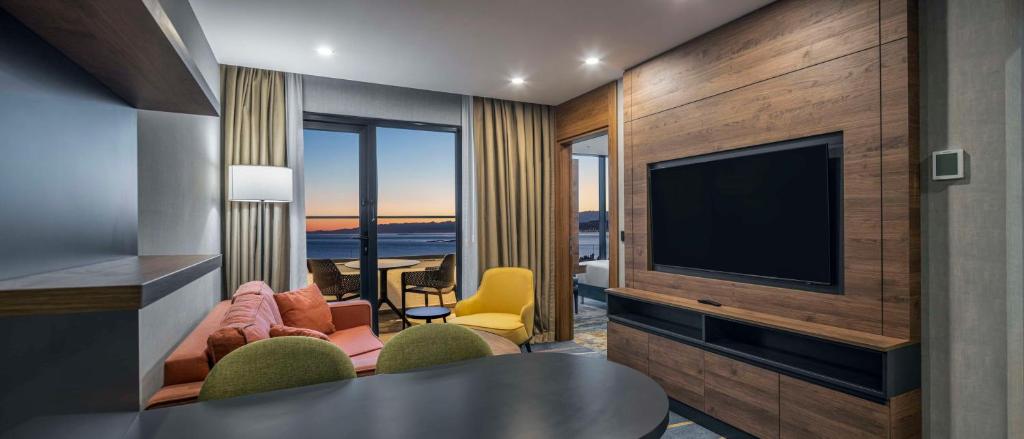 Doubletree By Hilton Suites Trabzon Yomra - Suite 1 Chambre Lit King-Size Avec Vue Sur Mer