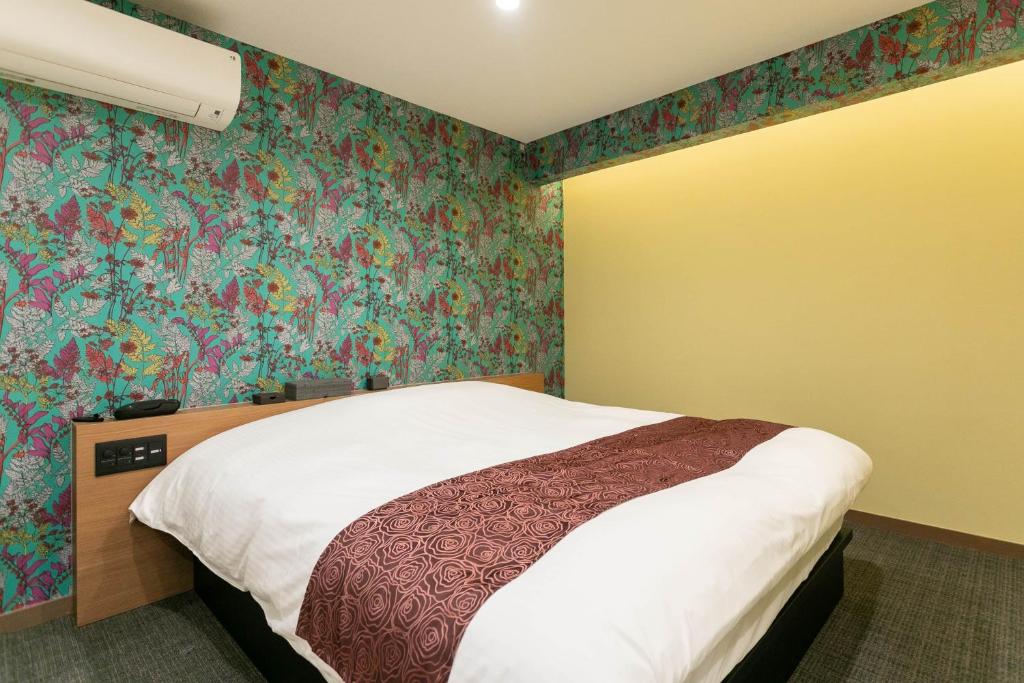 Postel nebo postele na pokoji v ubytování Hotel TEMARI Matsumoto