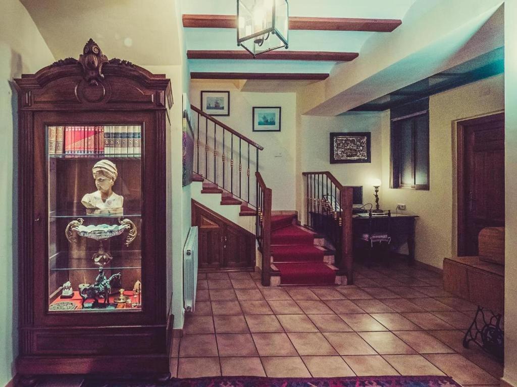 ein Wohnzimmer mit Treppen und eine Frau im Fenster in der Unterkunft Premium cottage with hot tub in Hoya-Gonzalo