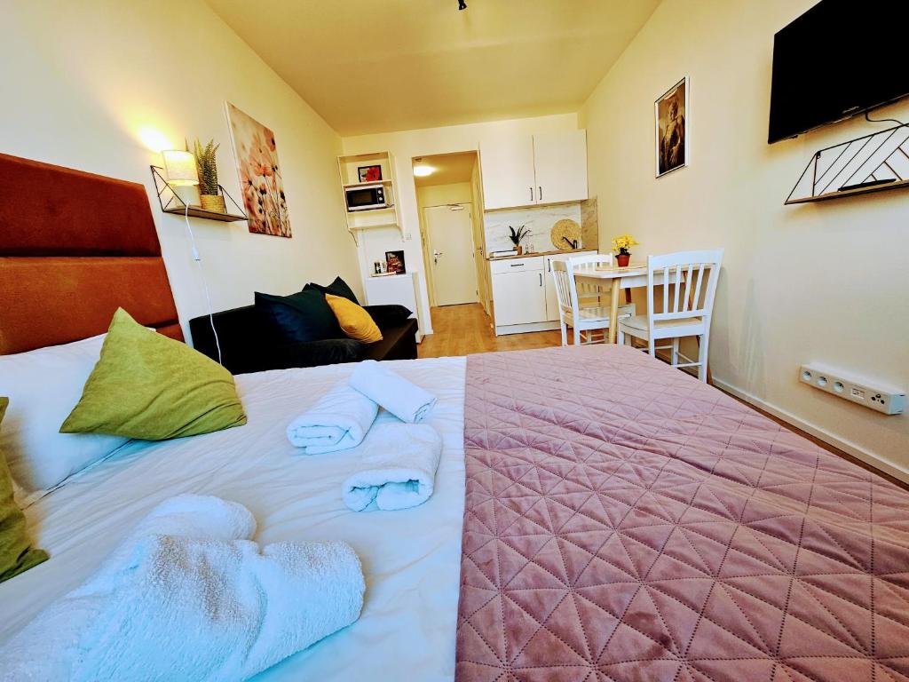 Postel nebo postele na pokoji v ubytování LIVE-INN PRAGUE SUPERIOR SUITE FOR 1-4 GUESTS, 20 Mins to center, Lift, Gym, Reception, Parking, Roof Terrace, Game & Party Room