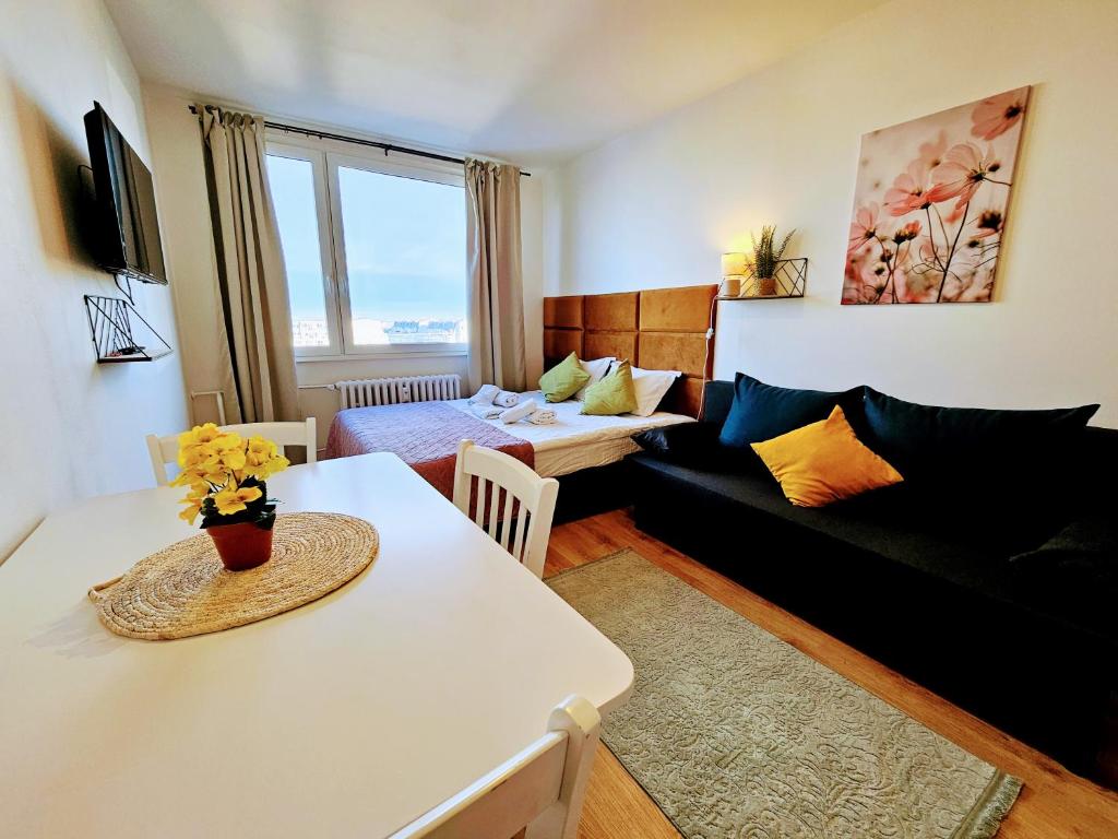 TV a/nebo společenská místnost v ubytování LIVE-INN PRAGUE SUPERIOR SUITE FOR 1-4 GUESTS, 20 Mins to center, Lift, Gym, Reception, Parking, Roof Terrace, Game & Party Room