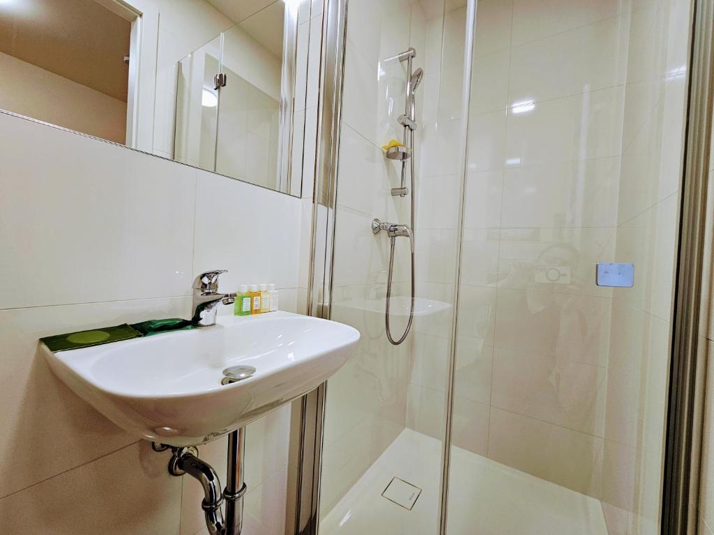 Koupelna v ubytování LIVE-INN PRAGUE SUPERIOR SUITE FOR 1-4 GUESTS, 20 Mins to center, Lift, Gym, Reception, Parking, Roof Terrace, Game & Party Room