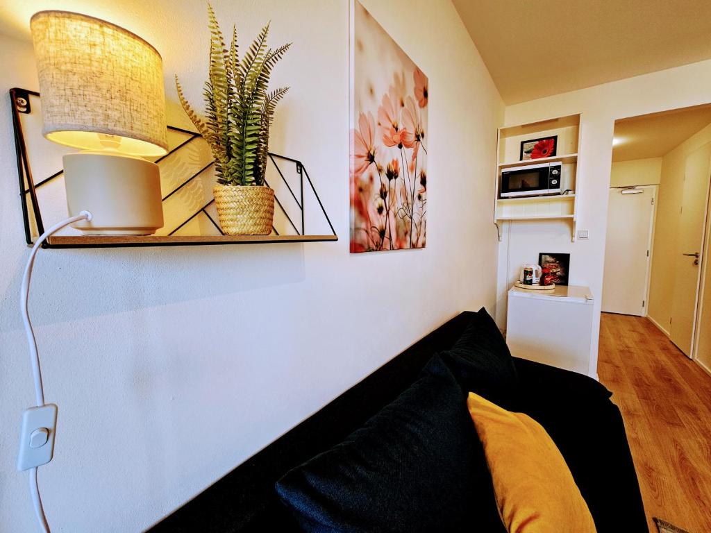Kuchyň nebo kuchyňský kout v ubytování LIVE-INN PRAGUE SUPERIOR SUITE FOR 1-4 GUESTS, 20 Mins to center, Lift, Gym, Reception, Parking, Roof Terrace, Game & Party Room