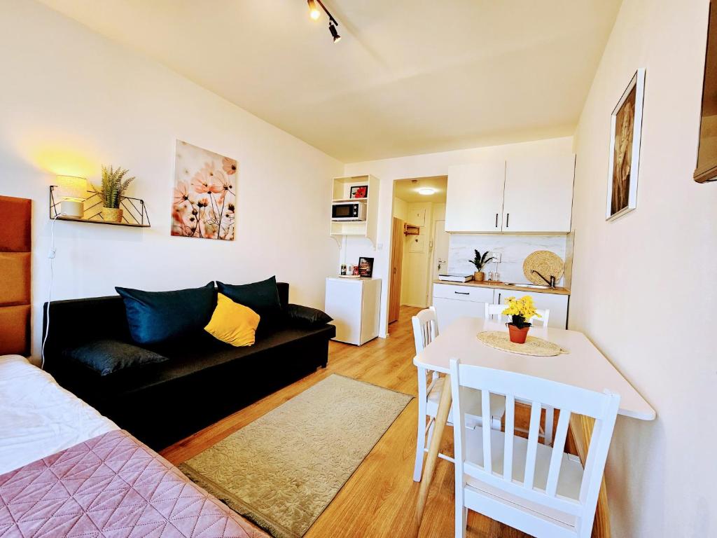 Kuchyň nebo kuchyňský kout v ubytování LIVE-INN PRAGUE SUPERIOR SUITE FOR 1-4 GUESTS, 20 Mins to center, Lift, Gym, Reception, Parking, Roof Terrace, Game & Party Room
