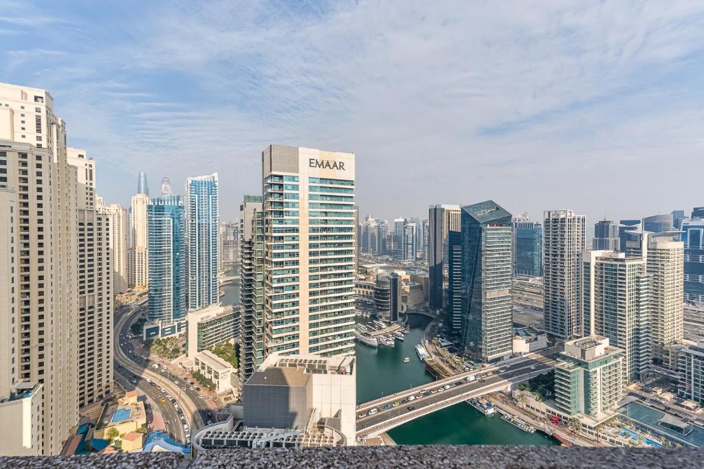 Nespecifikovaný výhled na destinaci Dubaj nebo výhled na město při pohledu z apartmánu