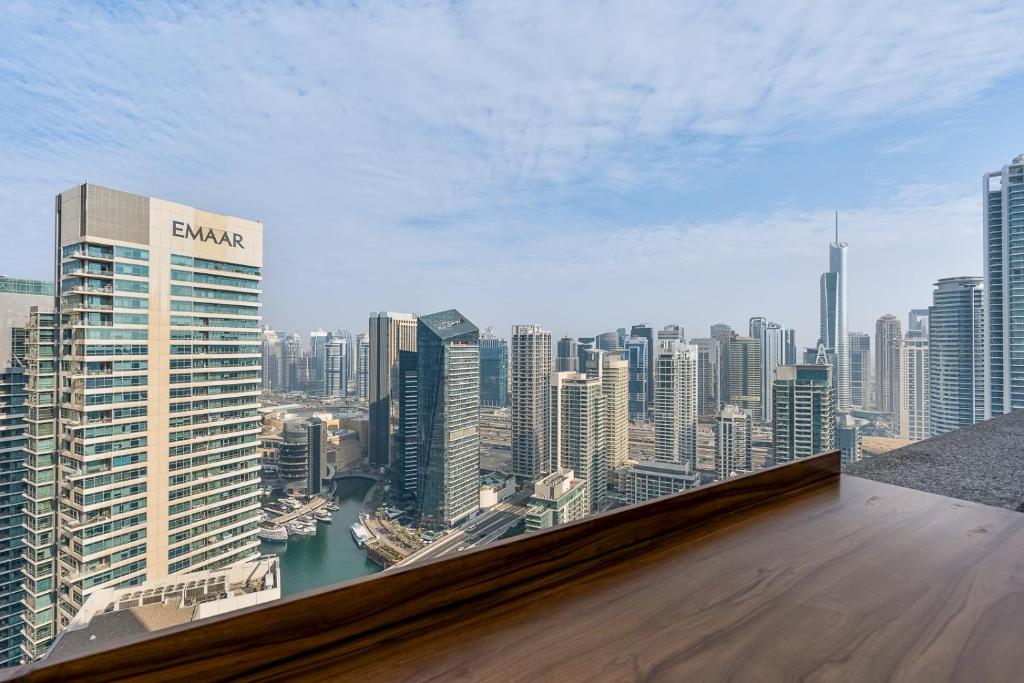 Nespecifikovaný výhled na destinaci Dubaj nebo výhled na město při pohledu z apartmánu