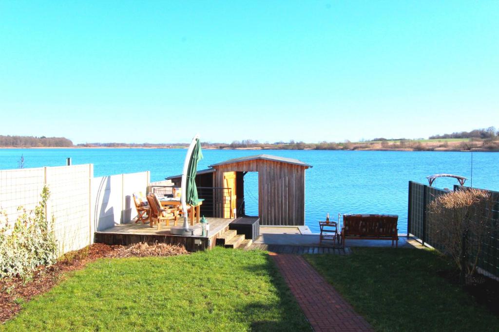 a small cabin with a view of the water at FERIENHAUS SEENSUCHT in Malchow