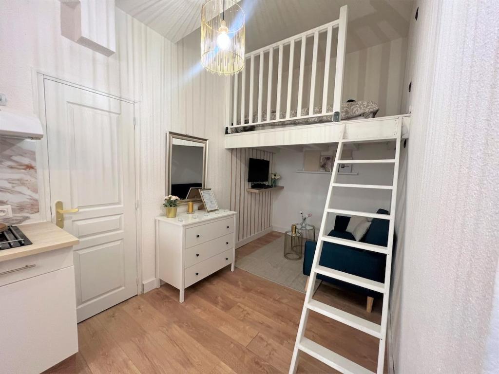 - une chambre avec des lits superposés, un bureau et une échelle dans l'établissement Studio cosy au centre-ville aux calmes, à Avignon