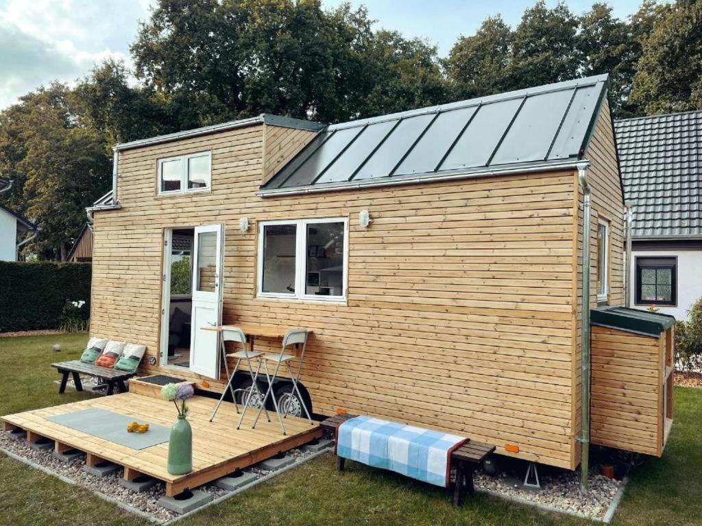 una casetta con un tetto solare su un cortile di TINY HOUSE FLEESENSEE mit eigenem Garten und nur wenige Meter vom Seeufer a Göhren-Lebbin