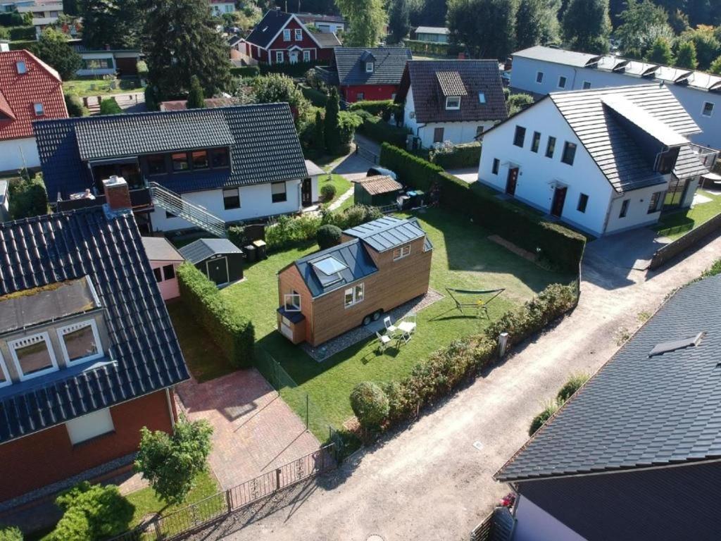 Un modello di casa con una piccola casa in cortile di TINY HOUSE FLEESENSEE mit eigenem Garten und nur wenige Meter vom Seeufer a Göhren-Lebbin