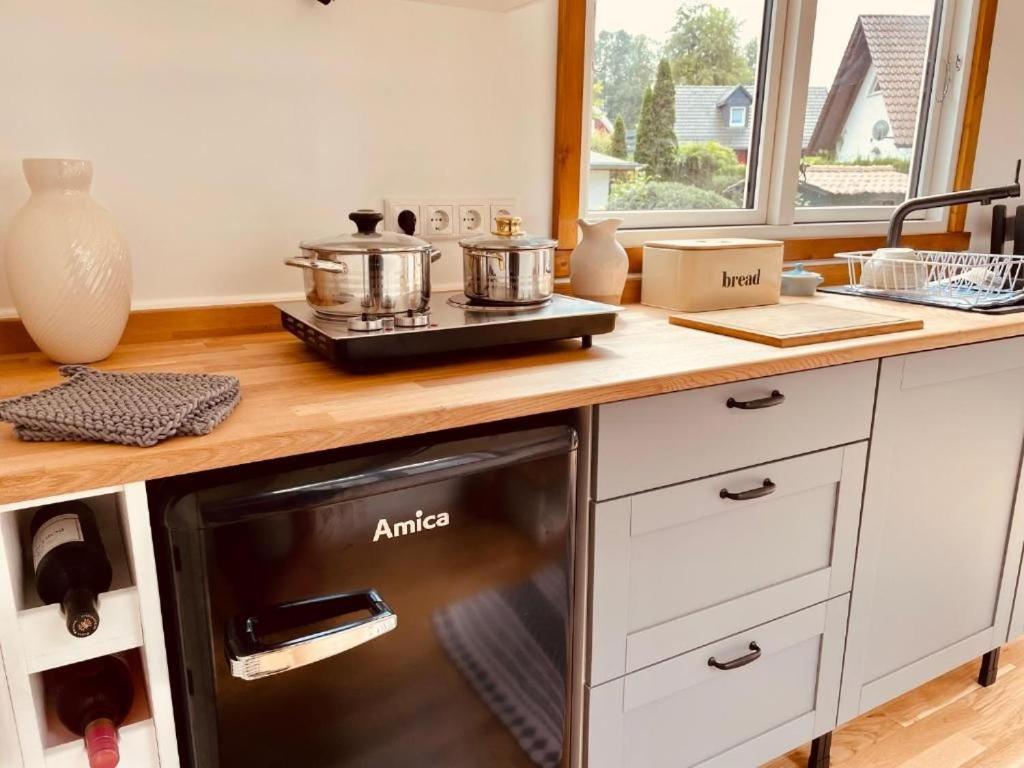 Cucina o angolo cottura di TINY HOUSE FLEESENSEE mit eigenem Garten und nur wenige Meter vom Seeufer