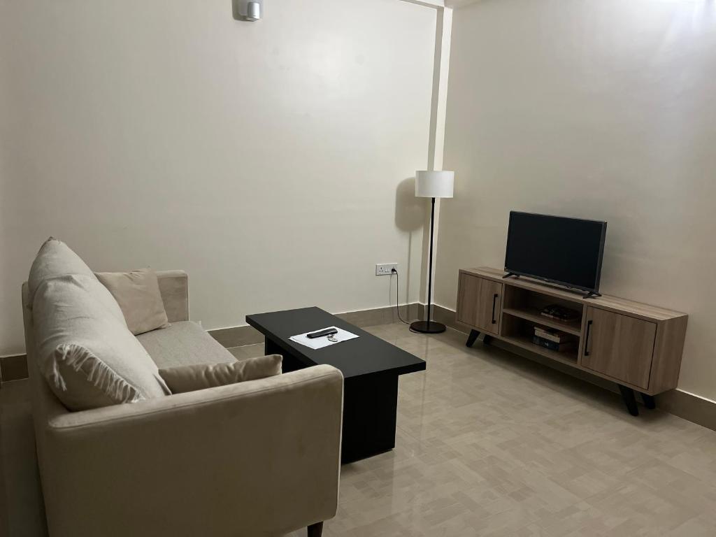 Μια τηλεόραση ή/και κέντρο ψυχαγωγίας στο BKR Homestay 2bhk