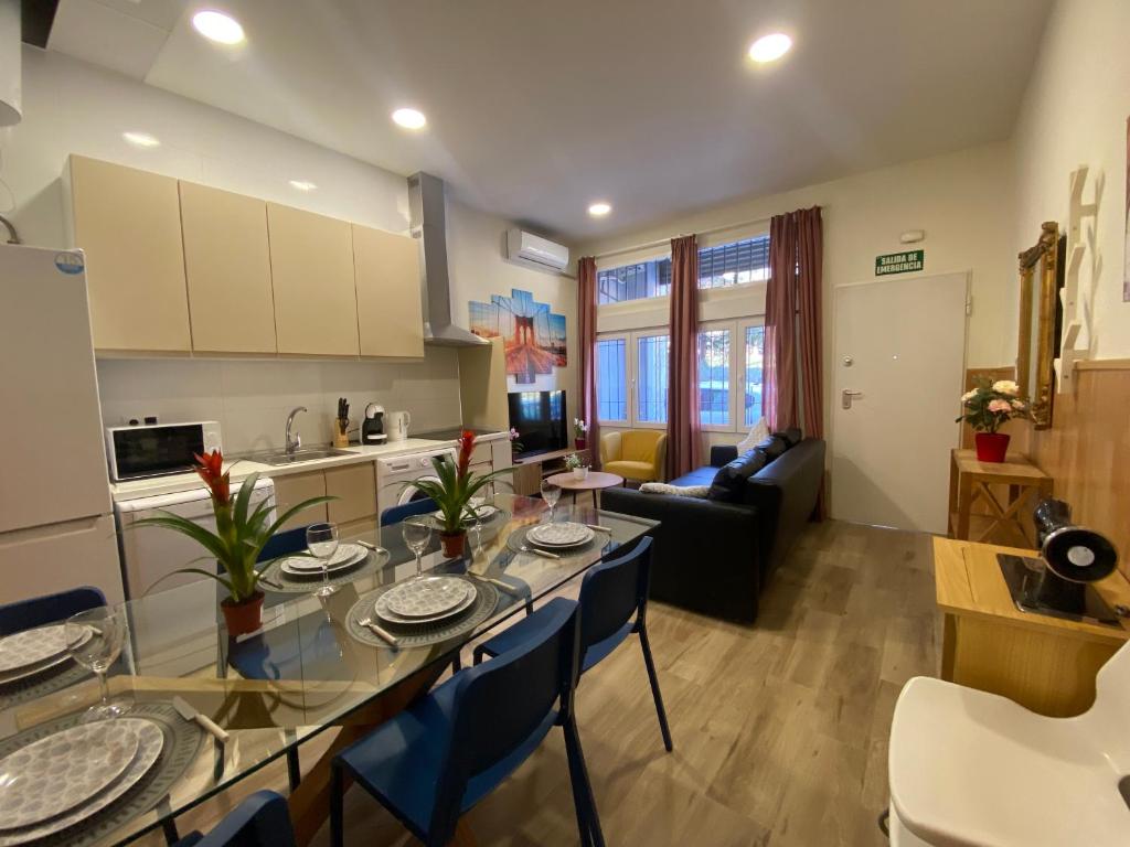 Hotel El Jardín de Fornillos, a kitchen and living room with a table and chairs at El Jardín de Fornillos in Madrid