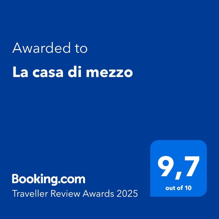a blue screen with the text awarded to la casa del mezco at La casa di mezzo in Calascio