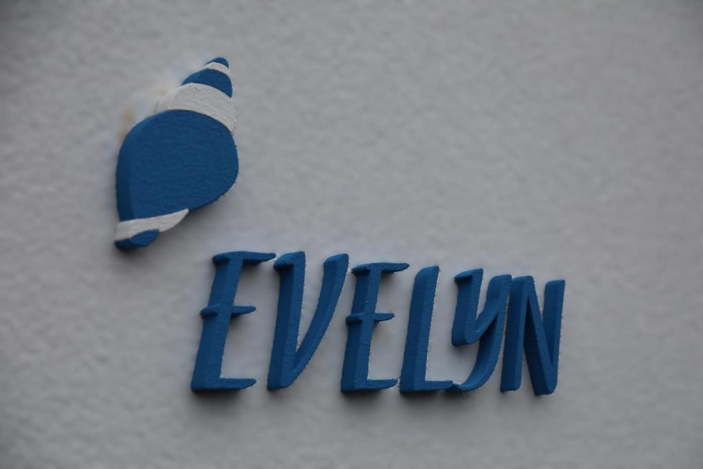 ein blaues Logo an der Wand in der Unterkunft Eine sehr gemütliche Erdgeschoß Wohnung in Ihlow