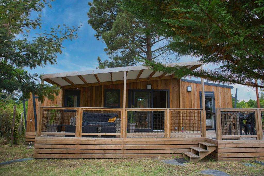 une petite maison avec une terrasse couverte dans l'établissement Cottage Vip Du Bassin, à Gujan-Mestras