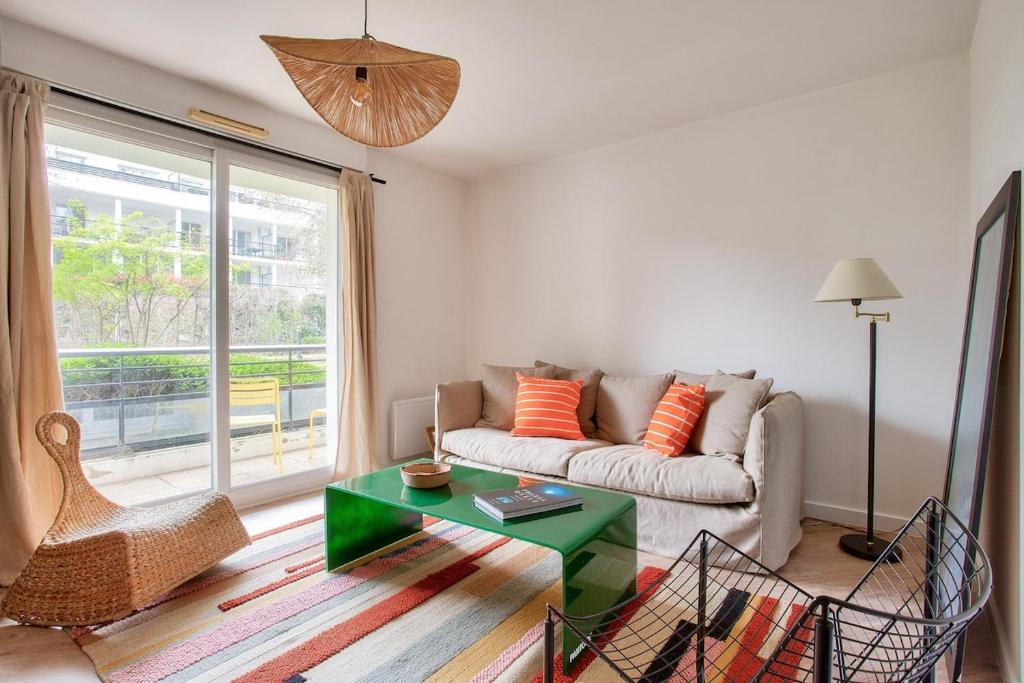 un salon avec un canapé et une table dans l'établissement LE MAILLE- T2 au calme en centre-ville, à Nantes