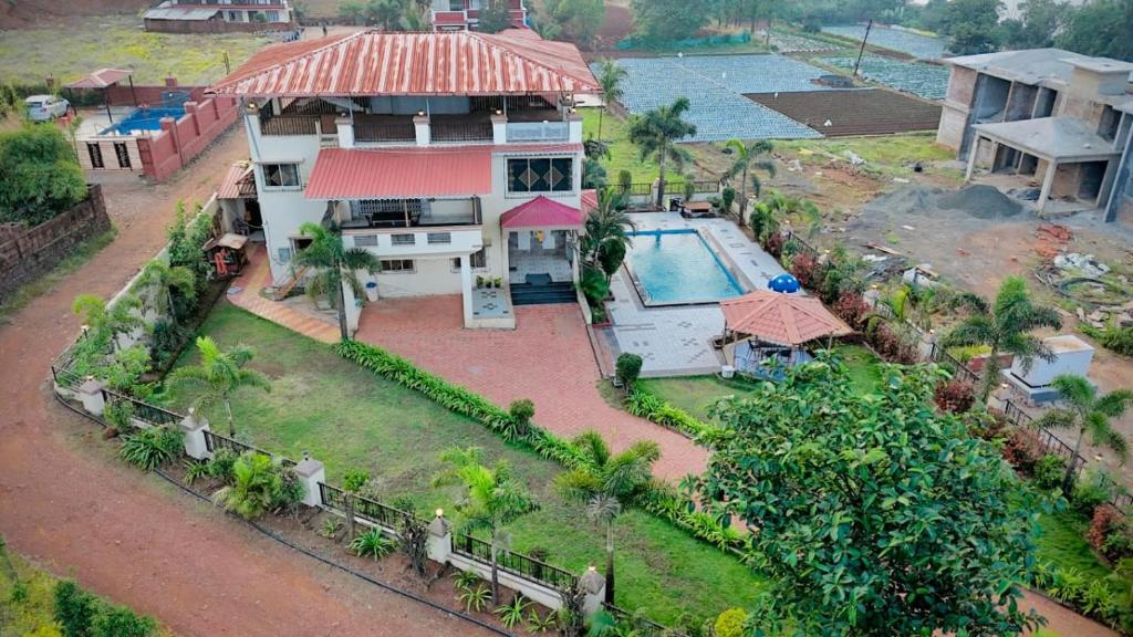 マハバレシュワールにあるBLACK FOREST Villa mahabaleshwarのプール付きの家の航空写真