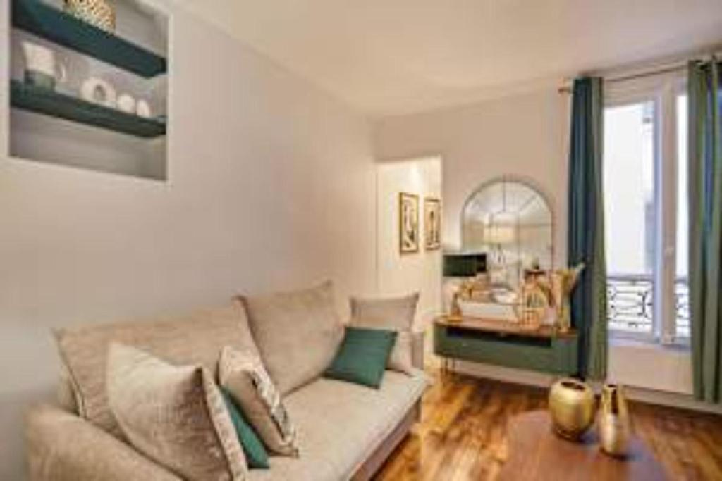 un salon avec un canapé et une table dans l'établissement Superb Apartment Le Marais Place des Vosges, à Paris