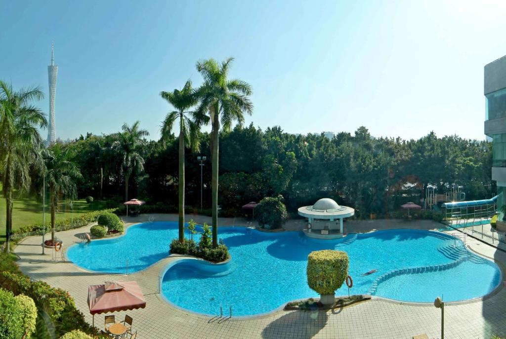 Bazén v ubytování Ramada by Wyndham Pearl Guangzhou-Canton Fair Free Shuttle Bus nebo v jeho okolí