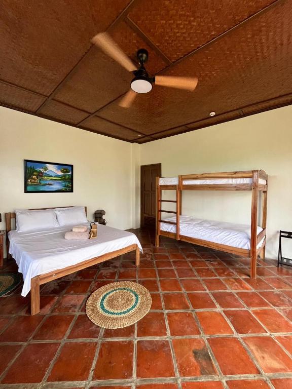 Postel nebo postele na pokoji v ubytování Paruparong Bughaw Ecofarm Resort