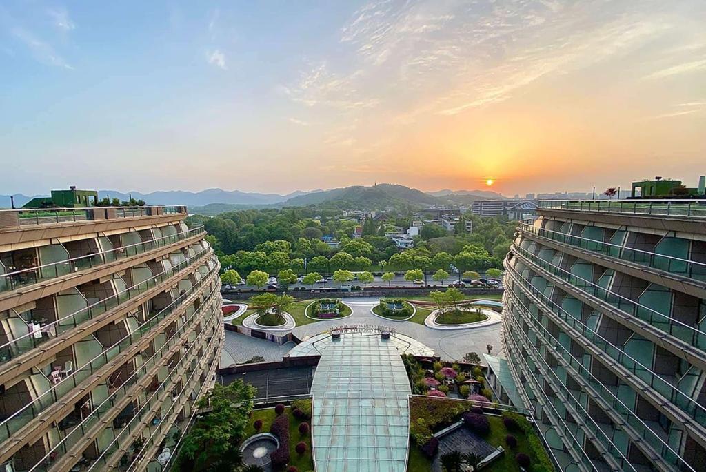 杭州杭州温德姆至尊豪廷大酒店的从两栋建筑中欣赏到城市美景